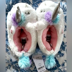 New with tags kid’s slippers